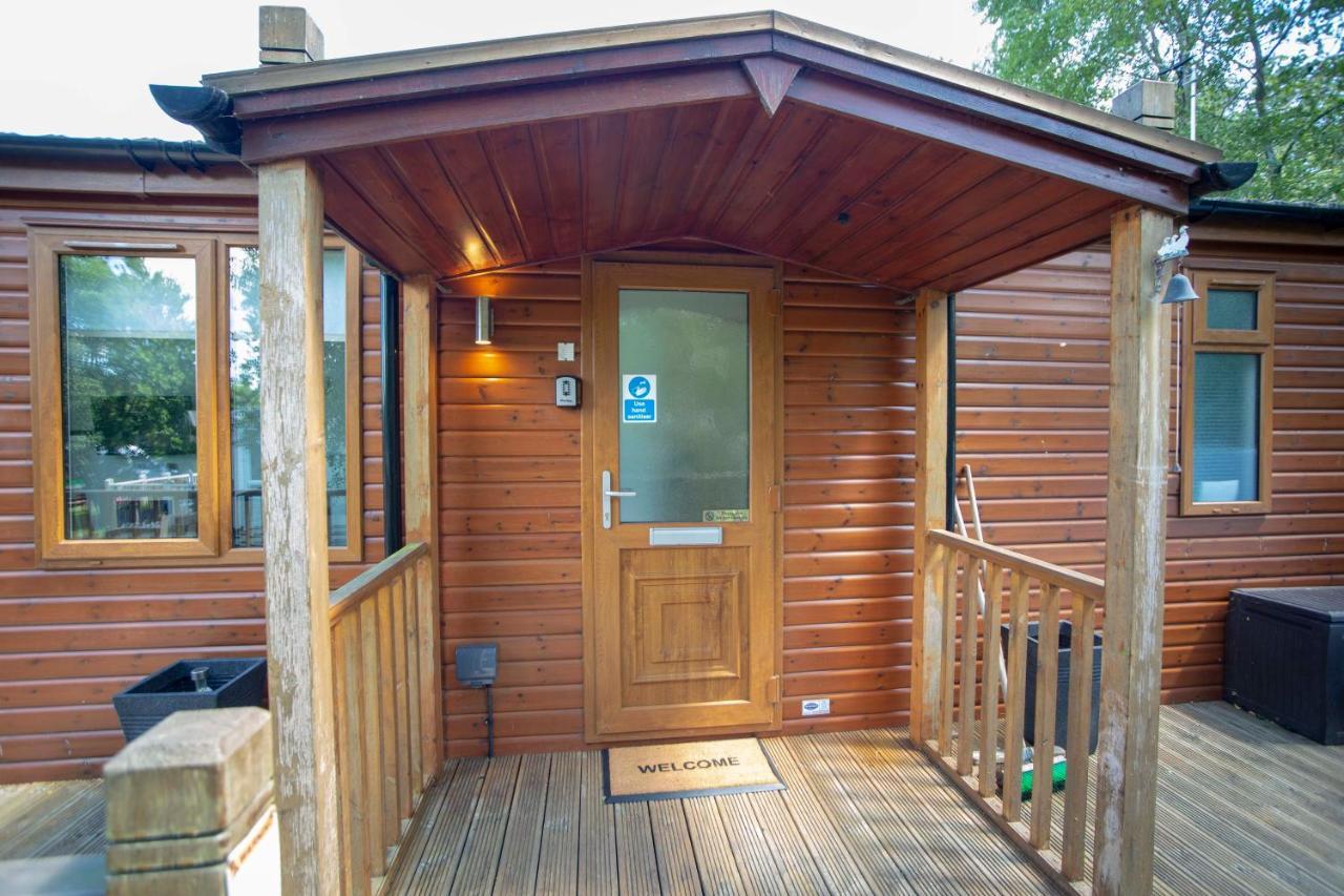 Puddleduck Lodge With Hot Tub On Felmoor Park Morpeth Exterior photo