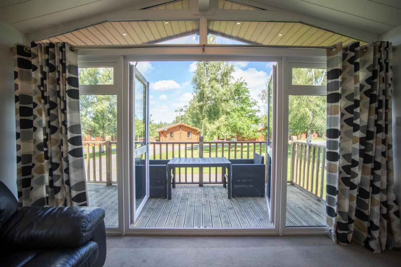 Puddleduck Lodge With Hot Tub On Felmoor Park Morpeth Exterior photo