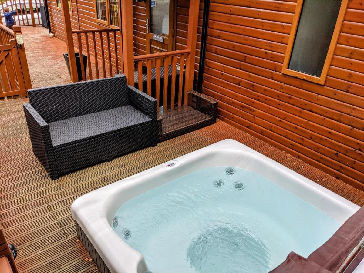 Puddleduck Lodge With Hot Tub On Felmoor Park Morpeth Exterior photo
